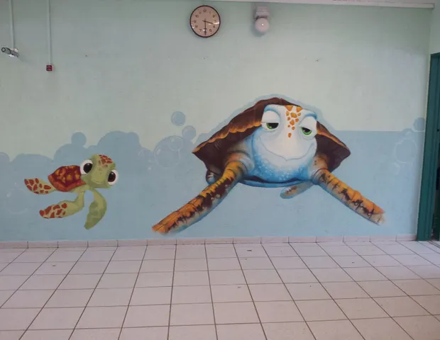 Verspielte Wandgestaltung mit fliegenden Figuren