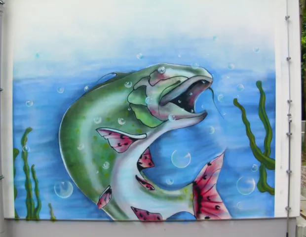 Illustration eines Fisches auf einer Wand
