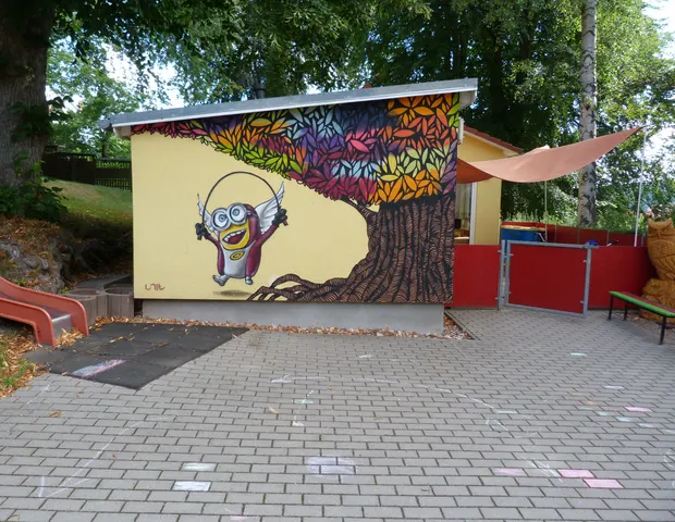 Große bunte Fassadengestaltung an einem Gewerbegebäude
