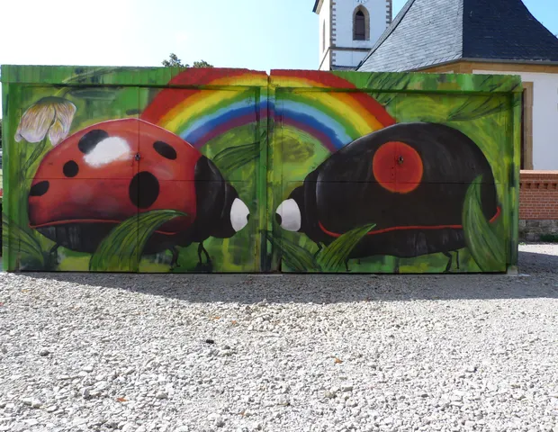 Containerwand mit gemalten Pflanzen und Figuren
