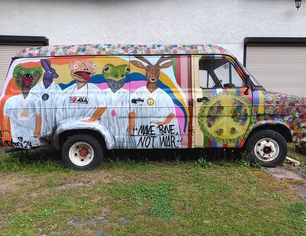Bemalter Bus mit farbiger Graffiti-Gestaltung