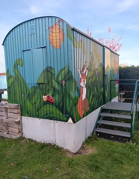 Wandgestaltung mit Waldmotiv und Fuchs an einem Gebäude