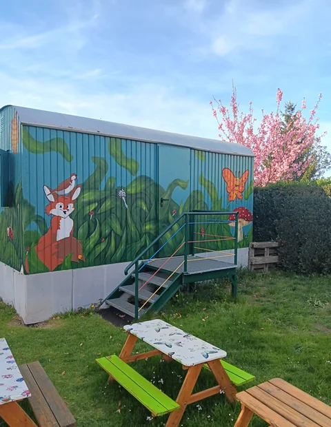 Wandgestaltung mit Fuchs, Wald und blühendem Baum